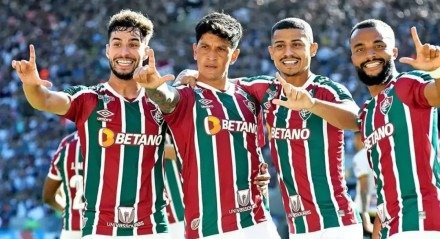 Imagem ilustra os jogadores do Fluminense, Martinelli, Cano, André e Samuel Xavier, em comemoração no campo