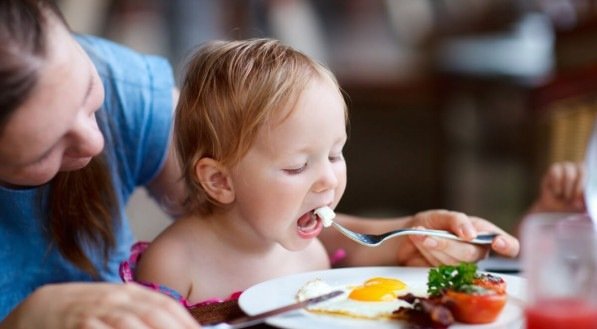 O ovo oferece uma nutrição completa e equilibrada para as crianças (Imagem: BlueOrange Studio | Shutterstock)