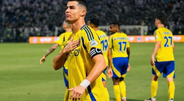 Cristiano Ronaldo bate no peito após marcar gol pelo Al Nassr