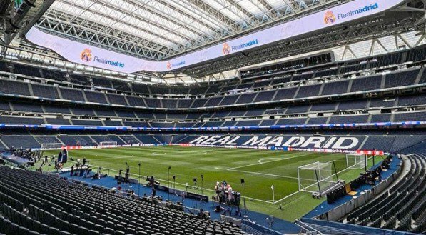 Imagem interna do Estádio Santiago Bernabéu, na Espanha