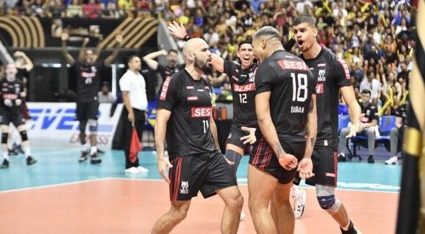 Imagem de jogadores do Sesi-SP ao vencer a Superliga Masculina 2023-24