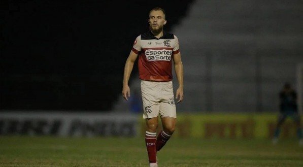 Imagem do volante Lucas Bessa em ação com a camisa do Santa Cruz no início de 2024