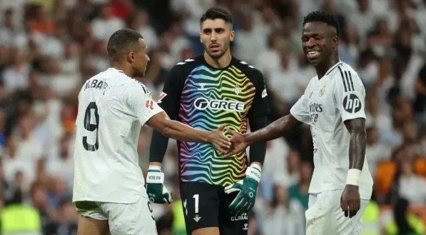 Mbappé e Vinícius Júnior apertando as mãos