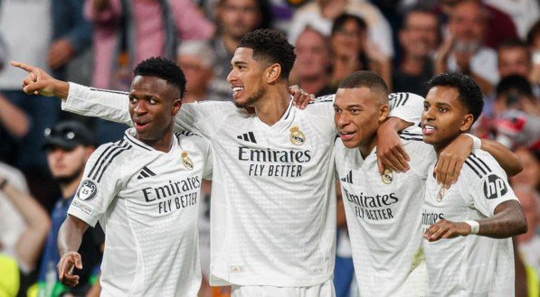 Vinicius Júnior, Bellingham; Mbappé e Rodrygo abraçados em jogo do Real Madrid