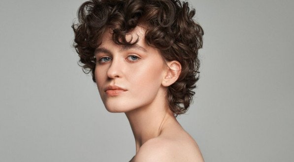 Alguns cortes de cabelo estarão em alta na temporada primavera-verão (Imagem: kiuikson | Shutterstock)