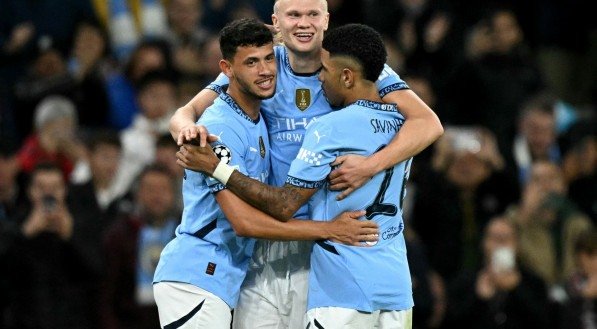 Haaland comemorando gol do Manchester City pela Champions League com os companheiros