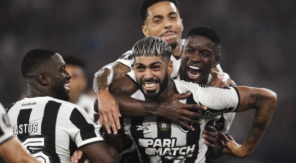 Alexander Barboza comemora primeiro gol com a camisa do Botafogo