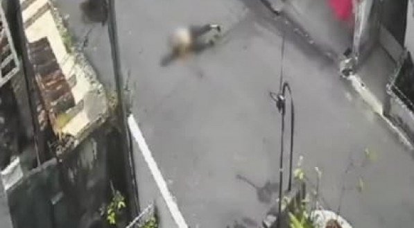 Imagem da câmera de segurança na qual a idosa está no chão após o assalto