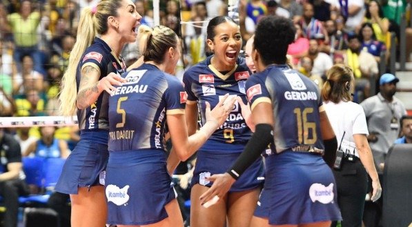 Imagem das jogadoras do Gerdau Minas comemorando ponto na Superliga feminina