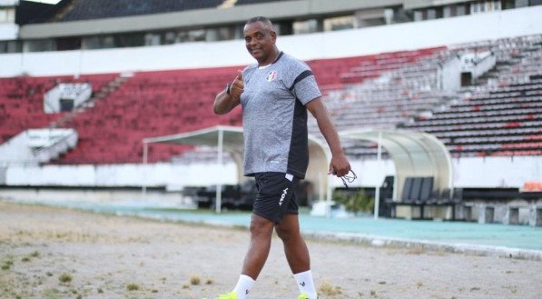 Imagem do preparador físico Tacão na beira do campo do Arruda com o uniforme do Santa Cruz