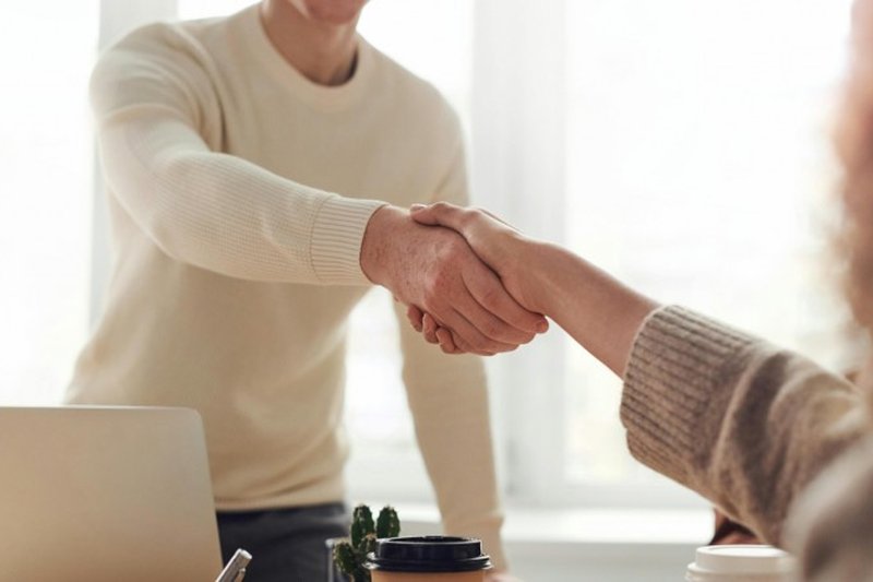 Especialista em etiqueta social ensina como cumprimentar, se apresentar e agir em eventos para causar boas impressões em qualquer ambiente
