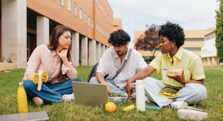 Alimentação e sono de qualidade podem aumentar o desempenho dos estudantes no Enem (Imagem: alvan.ph | Shutterstock) 