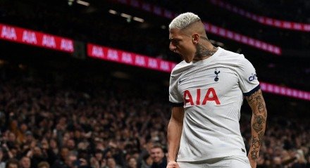 Richarlison comemora gol pelo Tottenham