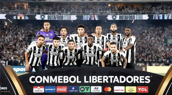 Time do Botafogo perfilado em placa da Libertadores