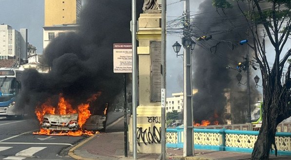 Carro em chamas na regi&atilde;o Central do Recife