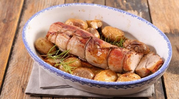 Filé-mignon assado com batatas (Imagem: margouillat photo | Shutterstock) 