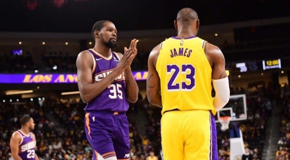 Imagem de Lebron James e Kevin Durant se enfrentando na NBA