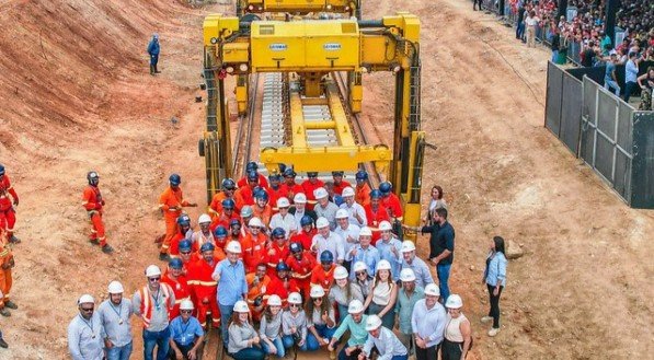 Lula da Silva com trabalhadoras e trabalhadores das obras da Ferrovia Transnordestina CE