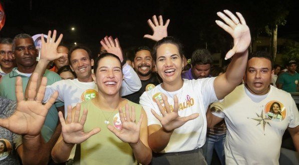 Mirella Almeida (PSD) realizou caminhada no bairro de Peixinhos ao lado da governadora Raquel Lyra, na noite de quarta-feira (23)