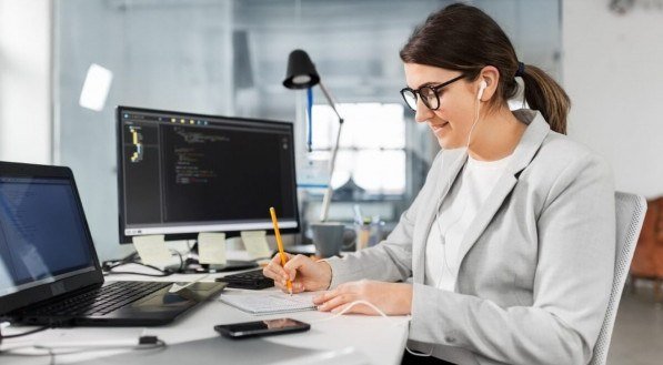 Dinamismo do mercado de trabalho aumenta a valorização de habilidades e experiências, sem exigência de diploma universitário (Imagem: Ground Picture | Shutterstock) 