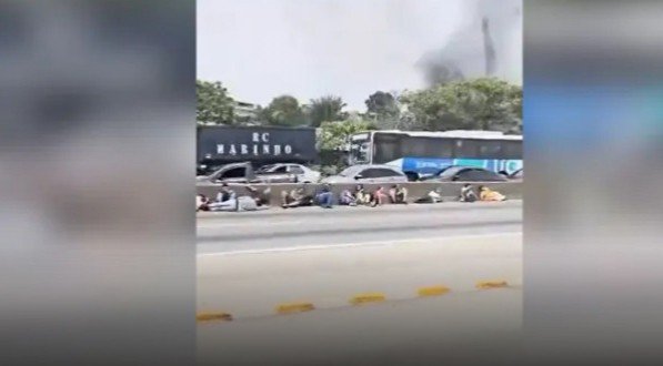 Avenida Brasil, na Zona Norte do Rio, precisou ser fechada devido ao confronto