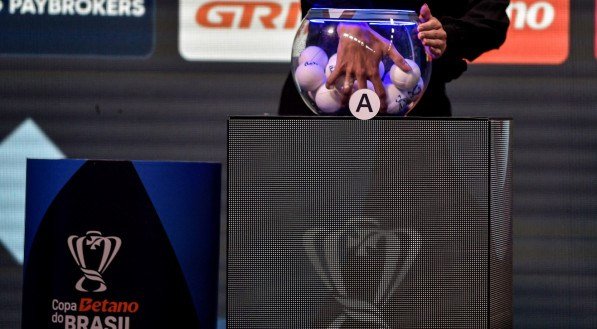 Pote com as bolas do sorteio da Copa do Brasil