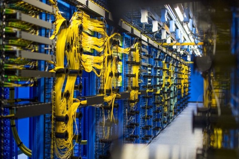 A infraestrutura da AWS sustenta milhões de sites e plataformas, oferecendo servidores, capacidade de processamento e armazenamento em nuvem para as maiores empresas do mundo