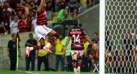 Bruno Henrique e De Arrascaeta celebram gol do Flamengo