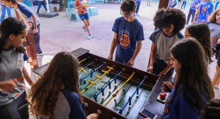 A psicologia escolar é essencial para ajudar alunos a enfrentarem os desafios emocionais e acadêmicos da transição para o Ensino Médio