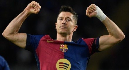 Lewandowski celebra gol pelo Barcelona