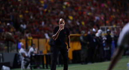 Imagem do técnico Pepa na beira do campo da Ilha do Retiro no jogo entre Sport x Guarani