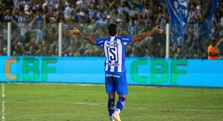 Atleta do Paysandu celebra vitória em casa