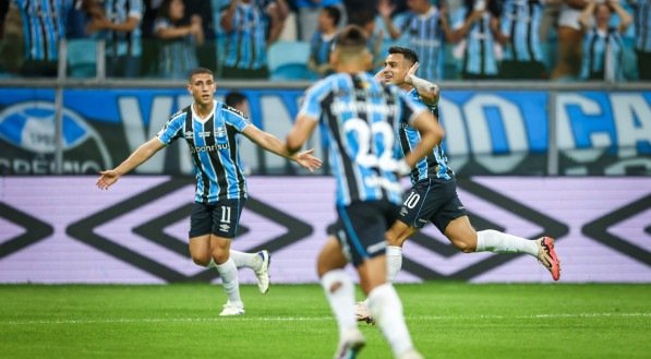 Imagem de atletas do Grêmio comemorando gol