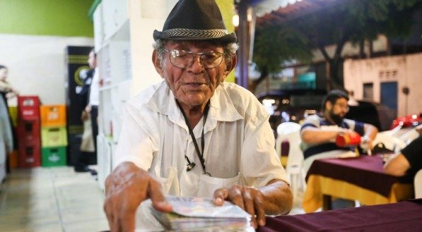 Imagem: Babau do Pandeiro costumava vender seus CDs em bares do centro de Fortaleza.