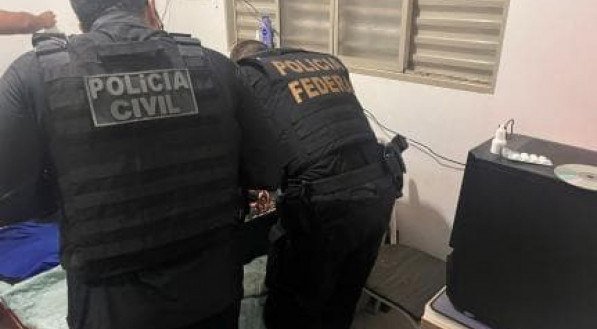 Imagem de agentes da Polícia Civil e Federal apreendendo os matérias do crime