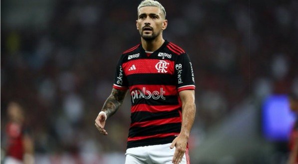 De Arrascaeta, meia do Flamengo, ao pedir passe durante jogo