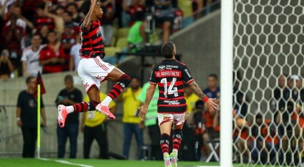 Bruno Henrique e De Arrascaeta celebram gol do Flamengo