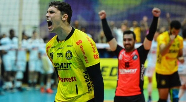 Imagem de jogador do Vôlei Guarulhos comemorando na Superliga 2024-25
