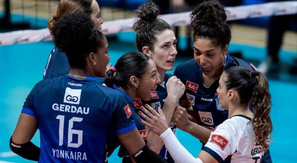 Imagem de jogadoras do Gerdau Minas comemorando ponto na Superliga