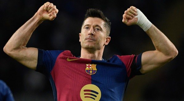 Lewandowski celebra gol pelo Barcelona