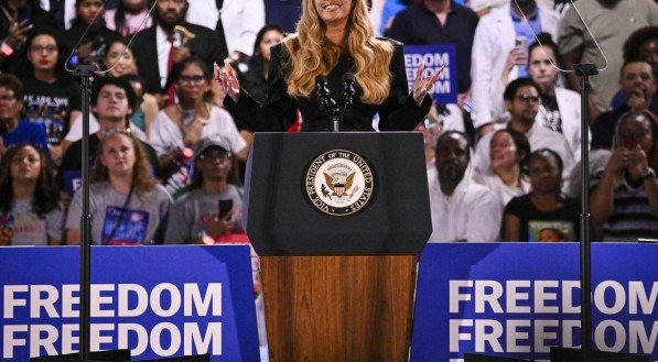Comício de Harris contou com a presença de Beyoncé, que buscou mobilizar o público feminino