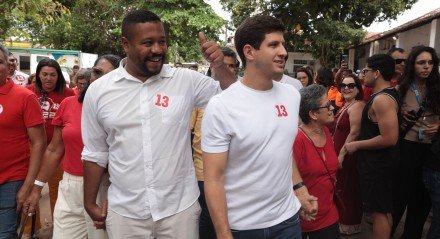 Candidato à prefeitura de Olinda, Vinicius Castello (PT), ao lado de João Campos (PSB), Prefeito do Recife