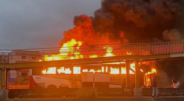 Ônibus da torcida do Cruzeiro incendiado 