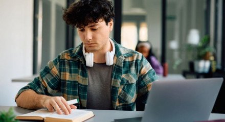 A preparação para a redação do Enem exige domínio da estrutura textual e um repertório sociocultural sólido (Imagem: Drazen Zigic | Shutterstock)