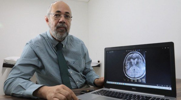 O neurocirurgião Antônio Marco destaca que, com o avanço tecnológico, é possível realizar o procedimento de forma mais confortável para o paciente 
