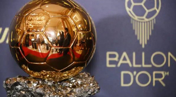 Bola de Ouro entregue ao melhor jogador(a) de futebol do mundo