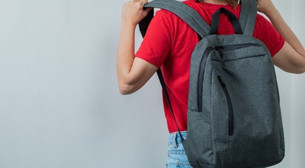 Imagem ilustrativa: estudante com mochila. Levar mochila ou bolsa para o Enem é permitido desde que as regras do exame sejam respeitadas.