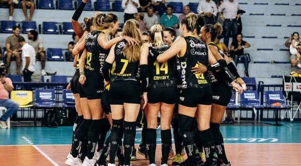 Imagem das jogadoras do Dentil Praia Clube na Superliga Feminina 2024-25