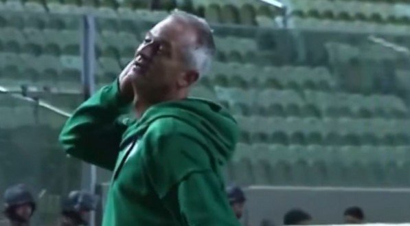 Imagem do momento que o técnico Lisca provoca a torcida do Sport após a vitória do América-MG