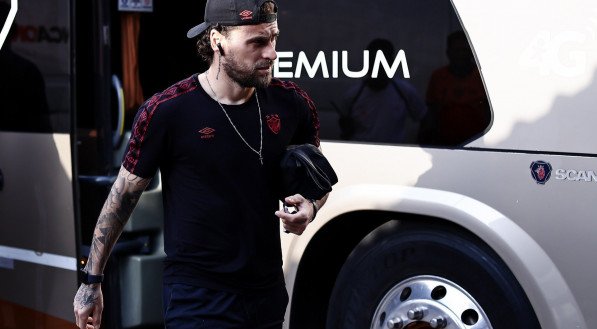 Imagem do meia Lucas Lima chegando no estádio para jogo do Sport